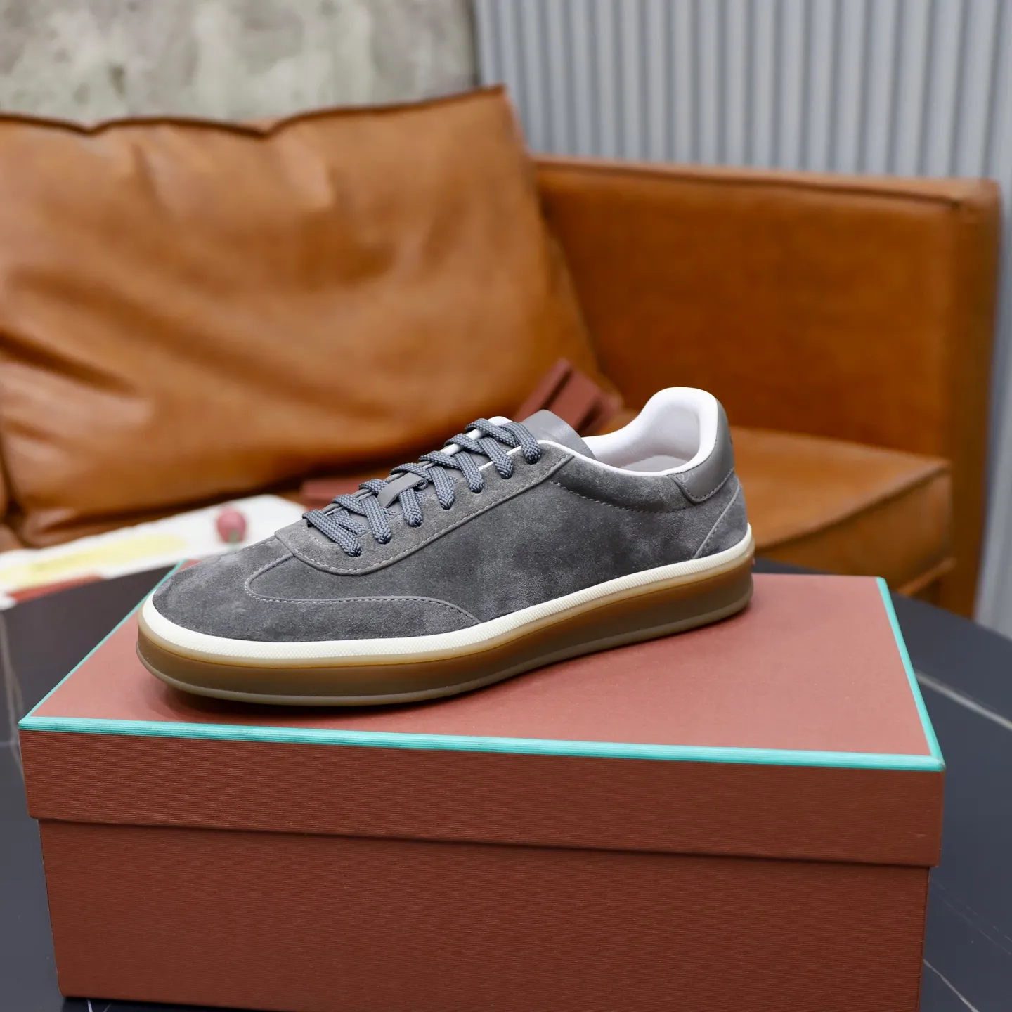 Ex-factory price: 560💰Loro Riana men’s moral training sneakers! Made from high-quality materials and designed in a low-cut silhouette, it offers an elegant and stylish look that's suitable for year-round wear. The unique double-layer sole aesthetic design, caramel cup-shaped outsole is decorated with off-white rubber trim, creating an attractive color combination. Pair with tailored pieces or jeans for a sophisticated yet casual look. The heel is decorated with soft cow leather tongue with Kummel color inserts and cotton laces with embossed LP logo. Upper: cow split suede. Lining: original thickened soft sheepskin. Size: 38-39-40-41-42-43-44 (customized in 45.46)